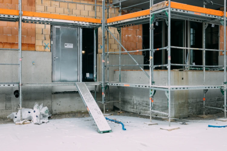 Bautüre als Schutzsystem für hochwertige Aussentüren auf der Baustelle